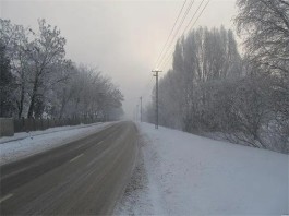 在冬雪皑皑的路上